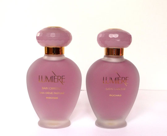 LUMIERE - DEUX FLACONS EN VERRE SATINE : L'UN CONTENANT UN BAIN MOUSSANT CARESSE ET LE SECOND UN LAIT SATIN CARESSE