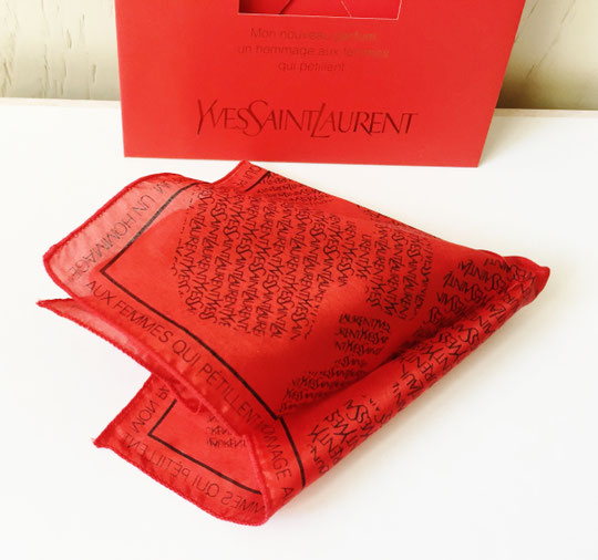 YSL - CARRE DE SOIE OFFERT POUR LA SORTIE DE LA FRAGRANCE IVRESSE