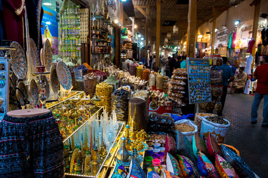 ARABIE SAOUDITE - LES SOUKS D'OU PROVIENNENT LES FLACONS ET MINIATURES CI-DESSUS