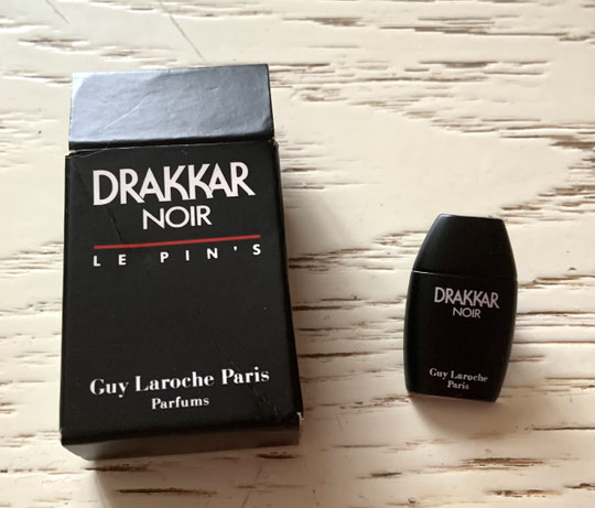 GUY LAROCHE - DRAKKAR NOIR : LE PIN'S EN CERAMIQUE NOIRE