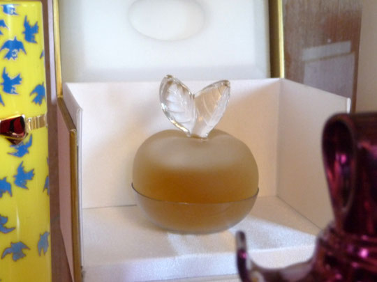 1)  FILLE D'EVE - PARFUM : FLACON CRISTAL PATINE CREE PAR PARC LALIQUE - DANS ECRIN SATIN ROSE
