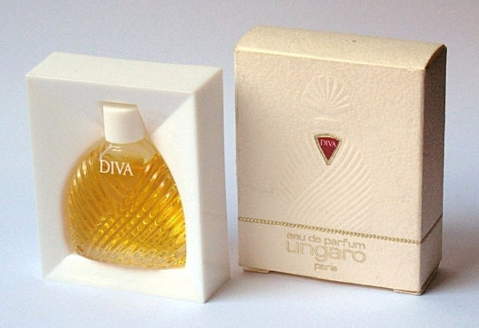 DIVA - EAU DE PARFUM, PREMIERE MINIATURE SORTIE POUR CETTE FRAGRANCE. MINIATURE EN VERRE DRAPE, SERIGRAPHIE BLANCHE, ET BOUCHON EN PLASTIQUE BLANC CLIPE