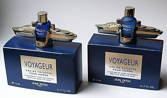 VOYAGEUR - 2 MINIATURES EN FORME DE VAISSEAU, DIFFERENTES : UN FLACON EST EN VERRE TRANSPARENT BLEU, L'AUTRE EN VERRE DEPOLI BLEU.