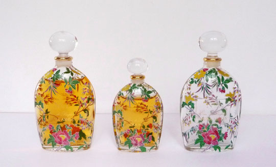 LAURA ASHLEY - 3 FLACONS DECORES DE FLEURS, BOUCHONS EN VERRE