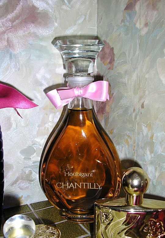 HOUBIGANT - CHANTILLY : FLACON FACTICE GEANT, ORNE D'UN NOEUD ROSE (NON D'ORIGINE)