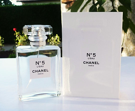 CHANEL N° 5 L'EAU : LA PREMIERE BOÎTE