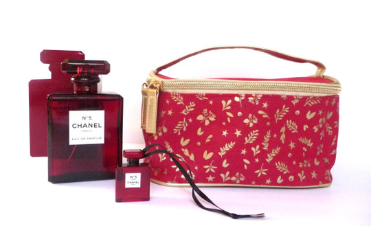 CHANEL : FLACON N° 5 EAU DE PARFUM 50 ML, VERRE TEINTE ROUGE, BRELOQUE EN PLASTIQUE ROUGE ET TROUSSE YVES ROCHER