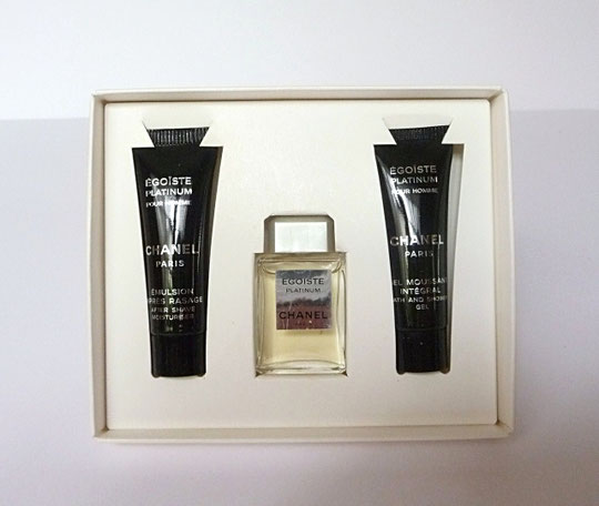 COFFRET EGOÏSTE PLATINUM CONTENANT : - 1 MINI TUBE EMULSION APRES RASAGE - 1 MINIATURE EAU DE TOILETTE - 1 MINI TUBE GEL MOUSSANT INTEGRAL