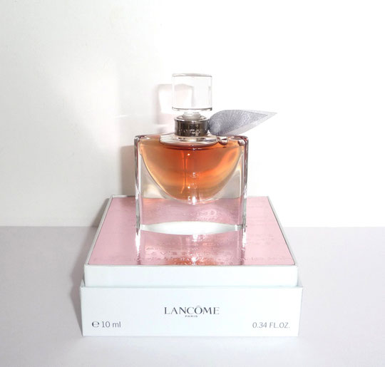 FLACON DE PARFUM 10 ML PRESENTE SEUL SUR SON SOCLE