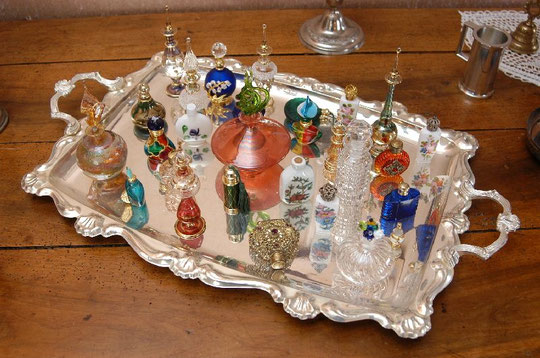 PLATEAU PRESENTANT QUELQUES FLACONS A PARFUM - PHOTO JEAN PUYEO ORLEANS MAG