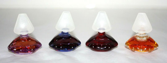 1)  LES MINIATURES EN VERRE DE COULEUR DIFFERENTE CONTENUES DANS LE COFFRET CI-DESSUS