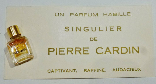 PIERRE CARDIN - MINIATURE SINGULIER POSE SUR CARTE DE PRESENTATION