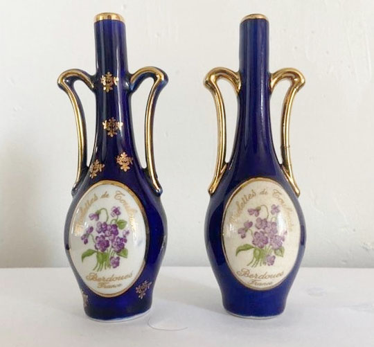 BERDOUES : 2 FLACONS AMPHORE AYANT CONTENU DE L'EXTRAIT DE VIOLETTES DE TOULOUSE - FLACONS EN PORCELAINE