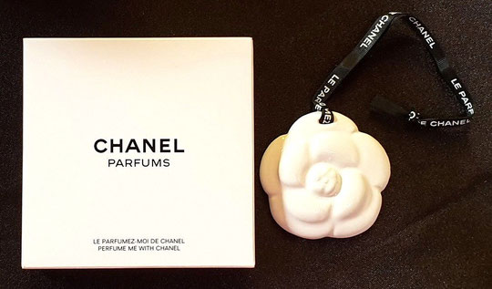 CHANEL - CAMELIA EN CERAMIQUE A PARFUMER : LE CAMELIA EST DIFFENT DES AUTRES