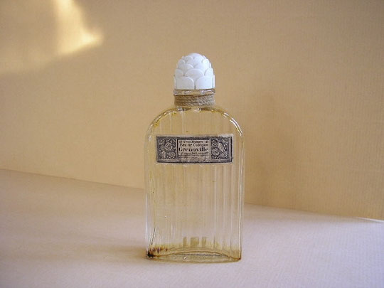 GRENOVILLE : UNE BONNE EAU DE COLOGNE, BOUCHON EN BAKELITE
