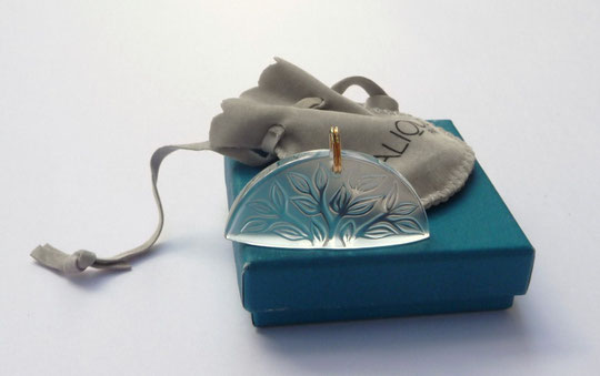 LALIQUE - PENDENTIF "CHEVREFEUILLE" EN CRISTAL, SIGNE ET NUMEROTE DANS ECRIN