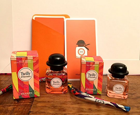 LIGNE COLOREE DE LA FRAGRANCE TWILLY HERMES : ICI DEUX MINIATURES DE TAILLE DIFFERENTE, AVEC LE CELEBRE BRACELET TWILLY