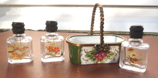 PETIT PANIER EN PORCELAINE DE LIMOGES AVEC SES 3 FLACONS ORNES DE FLEURS