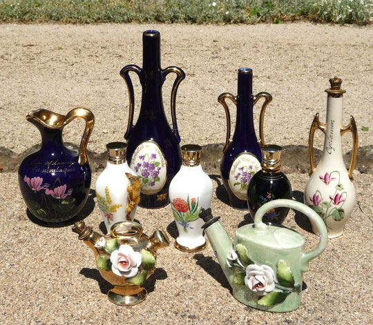 PETITS FLACONS A PARFUM ANCIENS, EN PORCELAINE