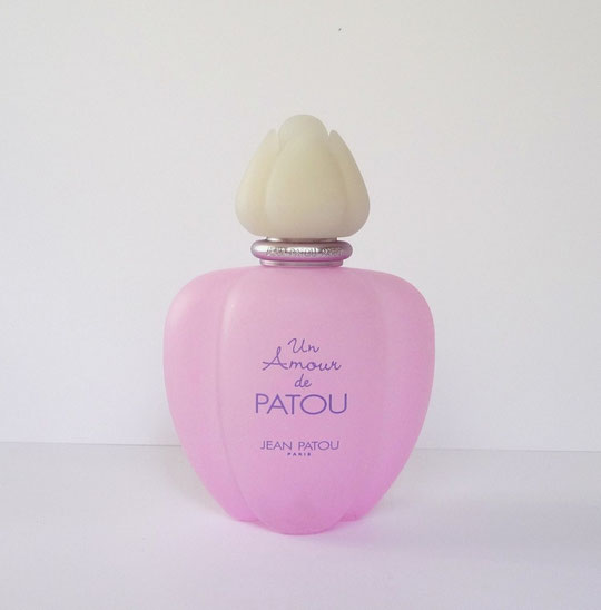 FLACON VAPORISATEUR - UN AMOUR DE PATOU, EN VERRE DEPOLI ROSE