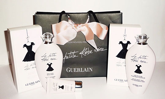 BAIN SATIN PARFUME, CREME PARFUMEE POUR LES MAINS, LAIT VELOURS POUR LE CORPS & POCHETTE AVEC NOEUD ROSE EN SATIN