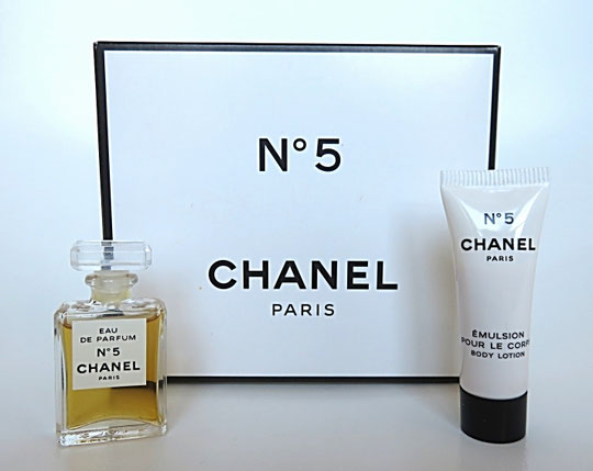N° 5 - COFFRET CONTENANT : 1 MINIATURE EAU DE PARFUM & 1 MINI TUBE EMULSION POUR LE CORPS