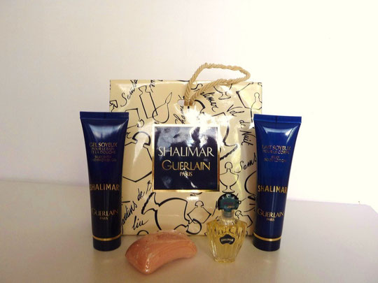 POCHETTE SHALIMAR AVEC : - GEL SOYEUX POUR LA DOUCHE - SAVON PARFUME - MINIATURE EAU DE PARFUM - LAIT PARFUME POUR LE CORPS