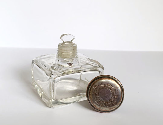 JOLI FLACON A PARFUM - EN CRISTAL : PRESENTE AVEC SES DEUX BOUCHONS