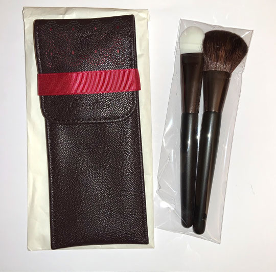 GUERLAIN : ETUI EN CUIR NOIR CONTENANT DEUX BROSSES A MAQUILLAGE