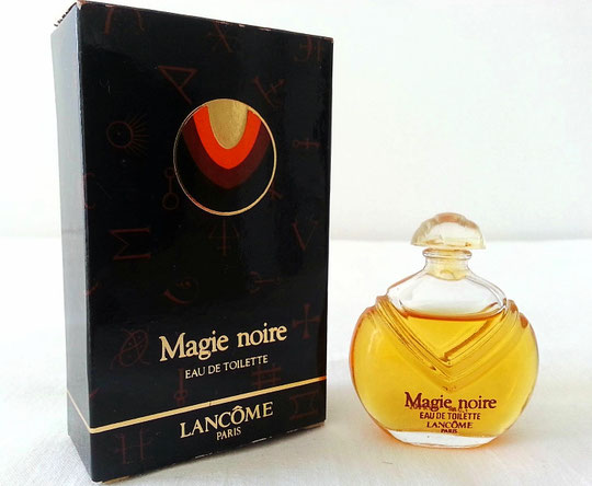 MAGIE NOIRE - EAU DE TOILETTE 7,5 ML - BOÎTE A PLUSIEURS COULEURS - SERIGRAPHIE ROUGE SUR LA MINIATURE - BOUCHON PLASTIQUE TRANSPARENT