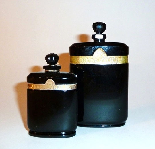 1924 - NUIT DE NOËL : 2 FLACONS DE PARFUM EN CRISTAL NOIR OPAQUE.