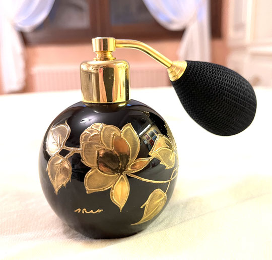 PETIT POT VAPORISATEUR AVEC POIRE, EN CERAMIQUE NOIRE ET FLEURS DOREES