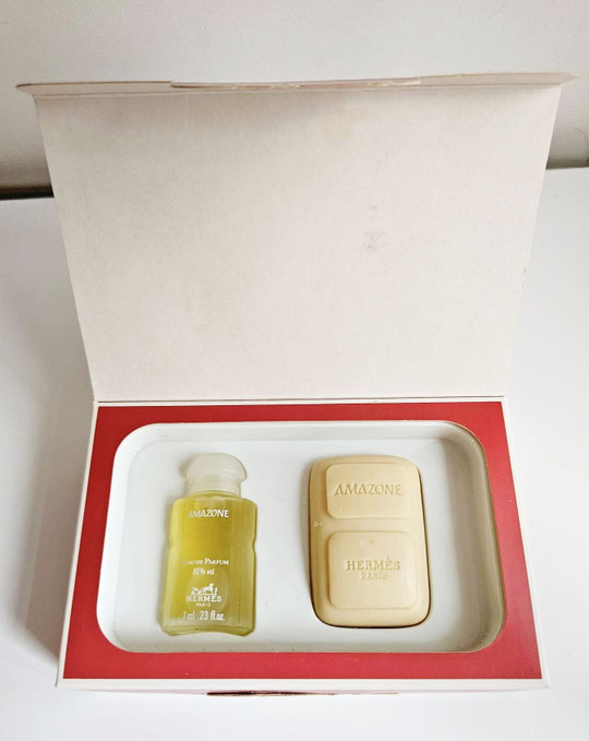 AMAZONE - PETIT COFFRET DE VOYAGE OUVERT AVEC UNE MINIATURE EAU DE PARFUM ET UN SAVON PARFUME