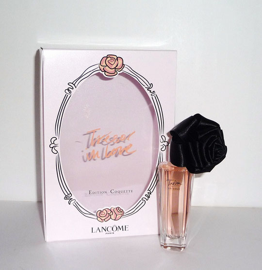 TRESOR IN LOVE - COFFRET EDITION COQUETTE : FLACON AVEC POIRE NOIRE EN FORME DE ROSE