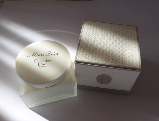 CHRISTIAN DIOR - GROS POT DE CREME POUR LE CORPS MISS DIOR, 1ère VERSION. POT EN VERRE SATINE COMME LES VAPORISATEURS