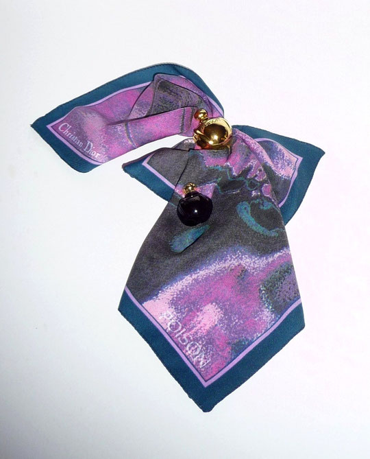 CHRISTIAN DIOR - CARRE ¨POISON AVEC DEUX BROCHES DIFFERENTES