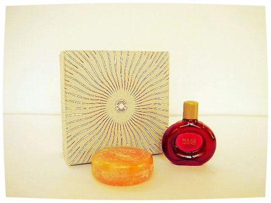 COFFRET ROUGE HERMES AVEC UNE MINIATURE EDT ET UN SAVON PARFUME