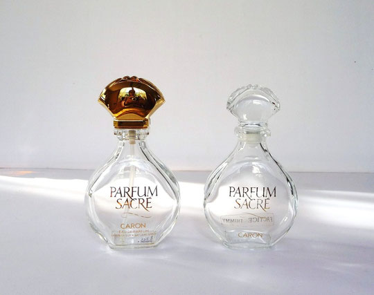 1990 : PARFUM SACRE - 2 FLACONS DIFFERENTS DE 50 ML : 1 FLACON VAPORISATEUR POUR L'EAU DE PARFUM ET 1 FLACON RECHARGEABLE