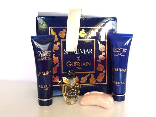 POCHETTE SHALIMAR  CONTENANT LES  MÊMES ARTICLES PARFUMES QUE CELLE PRESENTEE CI-DESSUS : SEULE DIFFERENCE LA POCHETTE EST DE COULEUR BLEU NUIT