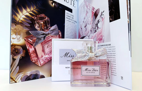 NOËL 2021 - MISS DIOR EAU DE PARFUM 100 ML PRESENTE DEVANT LE LUXUEUX CATALOGUE OFFERT PAR LES PARFUMS DIOR