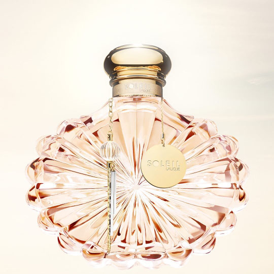 2019 - LALIQUE : SOLEIL - FLACON VAPORISATEUR EAU DE PARFUM  100 ML - UN BRACELET PORTABLE ORNE LE COL DU FLACON  - PHOTO DE PRESSE PARFUMS LALIQUE