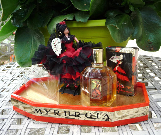 COFFRET MYRURGIA CONTENANT : UNE POUPEE ANDALOUSE, UN SAVON PARFUME ET UN FLACON MAJA