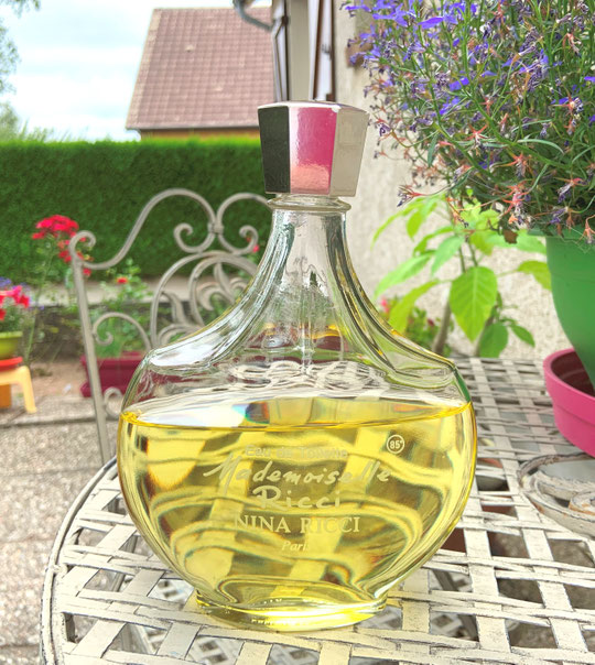 MADEMOISELLE RICCI - 1ère VERSION : EAU DE TOILETTE DANS AMPHORE DE 425 ML - BOUCHON ECROU DORE - FABRICATION LALIQUE