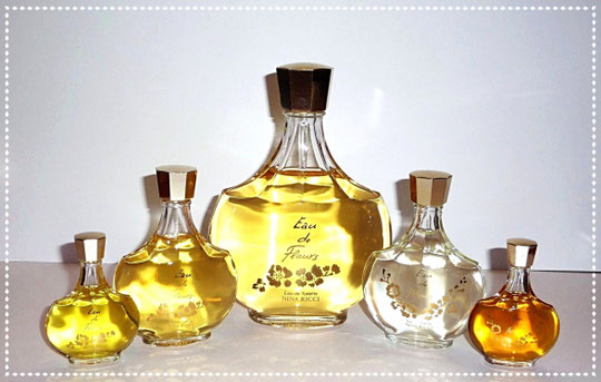 EAU DE FLEURS - SERIE DE 5 FLACONS AMPHORE, PRESENTES SANS LEUR BOÎTE - PHOTO ANNICK AUGU