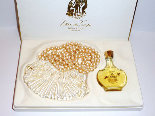 AUTRE COFFRET POUR L'AIR DU TEMPS : AVEC UN FLACON L'AIR DU TEMPS, EAU DE TOILETTE AINSI QU'UN COLLIER DE PERLES AVEC SA POCHETTE PLISSEE