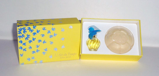 COFFRET L'AIR DU TEMPS COMPRENANT : UNE MINIATURE EAU DE TOILETTE, BOUCHON PLASTIQUE COLOMBES BLEUES & UN SAVON PARFUME