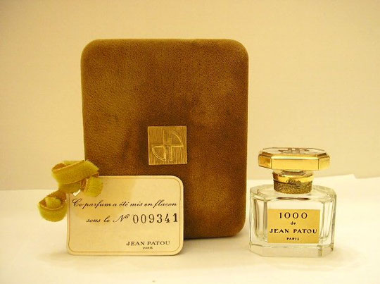"1000" - FLACON DE PARFUM EN CRISTAL DE BACCARAT - EDITION NUMEROTEE - DANS ECRIN SUEDINE MARRON