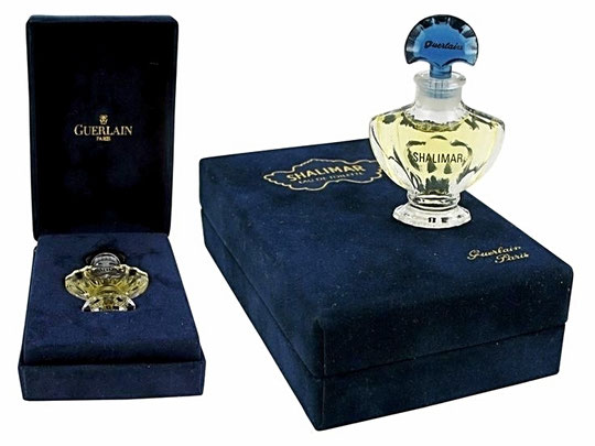 SHALIMAR - PARFUM : 3ème VERSION CONTEMPORAINE AMPHORE AVEC PIED ETROIT. LA BOÎTE ECRIN EST BLEU MARINE, RECOUVERTE DE SUEDINE