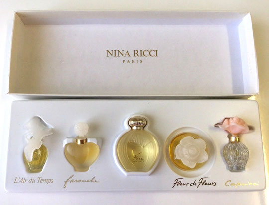 1) COFFRET NINA RICCI AVEC 5 MINIATURES DIFFERENTES : A NOTER QUE LA MINIATURE FAROUCHE EST EN VERRE DEPOLI  (LA PRESENTATION LA PLUS COURANTE)