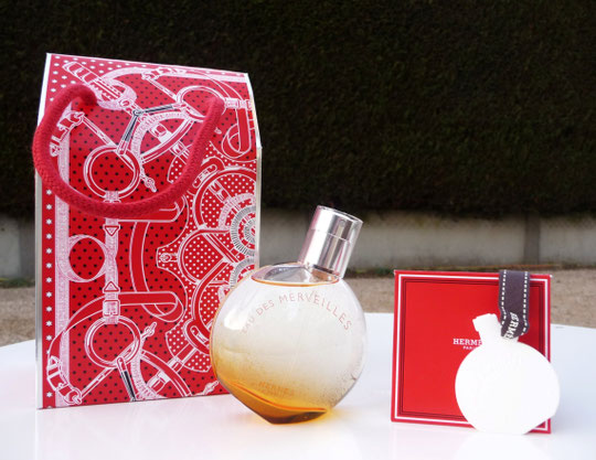 NOËL 2018 - EAU DES MERVEILLES 50 ML : EDITION LIMITEE PRESENTEE DANS UNE POCHETTE, UNE CERAMIQUE A PARFUMER EST OFFERTE